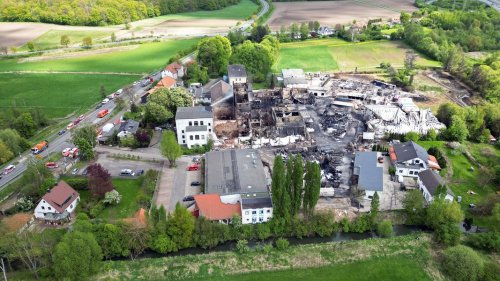 Großbrand in Chemiefabrik Braunschweig: Feuerwehr weiter im Einsatz