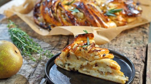 Osterkranz mit Birnen-Käse-Füllung