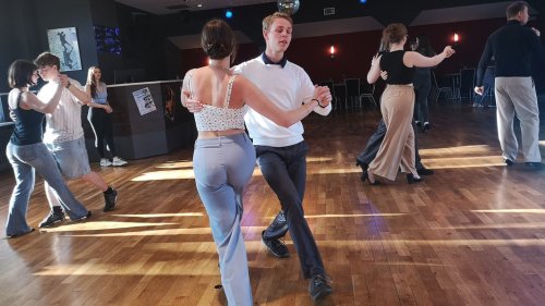 Von Walzer zu TikTok: Ist ein Tanzkurs noch cool?