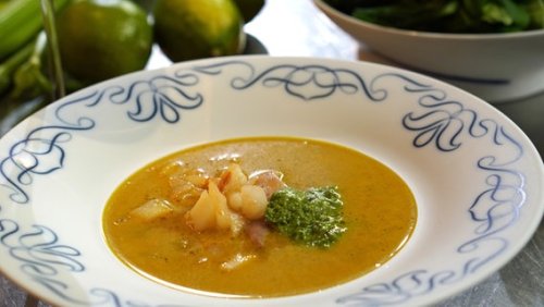 Rezept "Currysuppe mit Äpfeln und Feldsalat-Pesto" | NDR.de - Ratgeber - Kochen