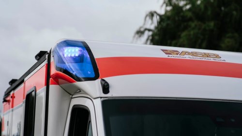 Sanitäter will Fahrer helfen und wird aus dem Auto geschleudert