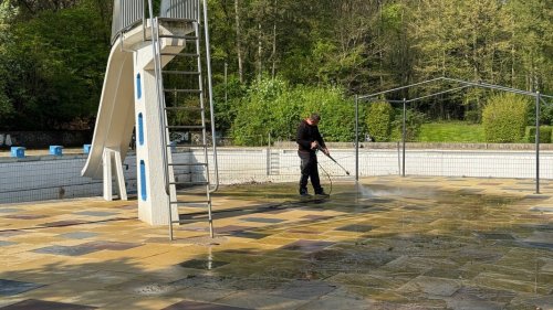 Vorbereitungen für die Freibadsaison in Hamburg laufen