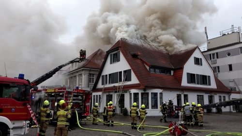 Großbrand in Achim: Stundenlange Löscharbeiten sind beendet