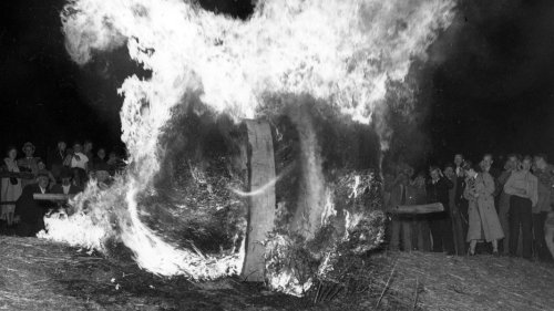 Traditionelle Osterbräuche im Norden: Feuerräder und Eiertrullern