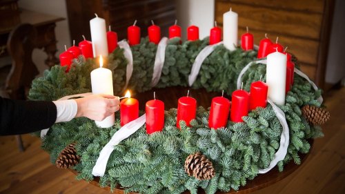 Die Geschichte des Adventskranzes: Tannengrün und vier Kerzen