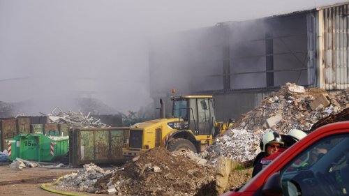 Wismar: Löscharbeiten auf Abfallhof könnten noch bis zum Mittag dauern