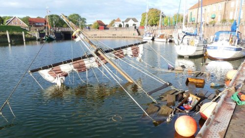 Nachgebautes Wikingerschiff im Hafen von Hooksiel gesunken
