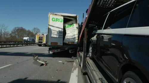 Schwerer Unfall mit drei Lkw auf A1 Richtung Hamburg