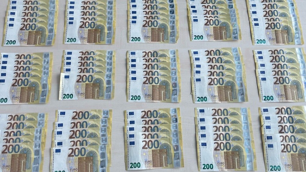 Frau findet 15.000 Euro Bargeld in ICE - und gibt es ab