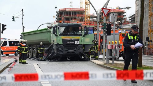 Radfahrer kommt bei Unfall mit Lkw in Hamburg ums Leben