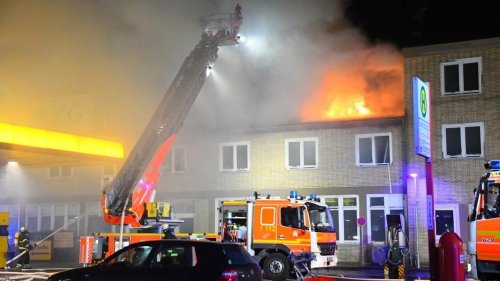 Hamburger Feuerwehr löscht Brand in Gebäude neben Tankstelle