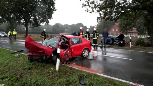 Unfall bei Emstek: Ein Toter, Beifahrer in Lebensgefahr