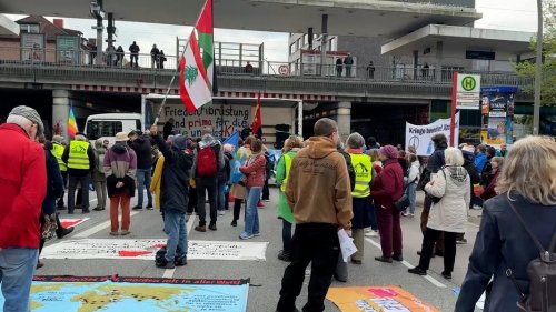 Ostermarsch in Hamburg: "Lernfähig statt kriegstüchtig"