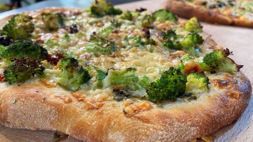 Pizza mit Brokkoli, Nordseekrabben und Deichkäse