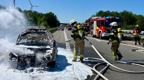 Auto brennt auf A31 aus - Fahrerin rettet sich rechtzeitig