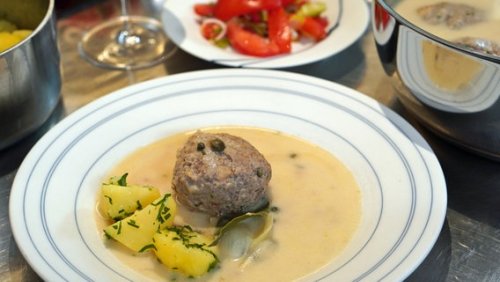 Rezept "Königsberger Klopse mit Kartoffeln und Tomatensalat" | NDR.de - Ratgeber - Kochen