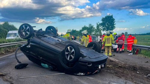 Unfall auf A26: Auto überschlägt sich - Kleinkind schwer verletzt