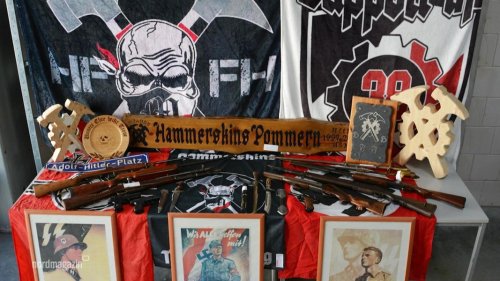 "Hammerskins"-Verbot: Waffen und Sprengstoff sichergestellt