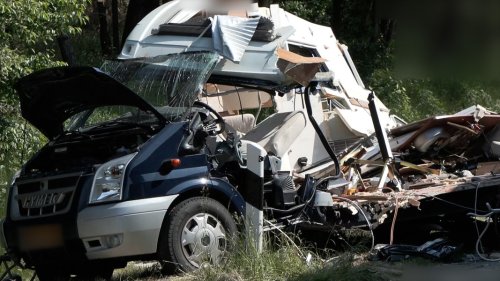 Lkw rast in Stauende: Wohnmobilfahrer kommt ums Leben