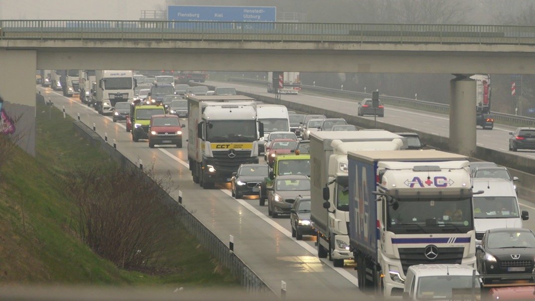 Unfall auf A7: Kilometerlanger Stau am Morgen bei Henstedt-Ulzburg