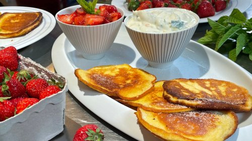 DAS! schmeckt: Buttermilch-Pfannkuchen mit flambierten Erdbeeren