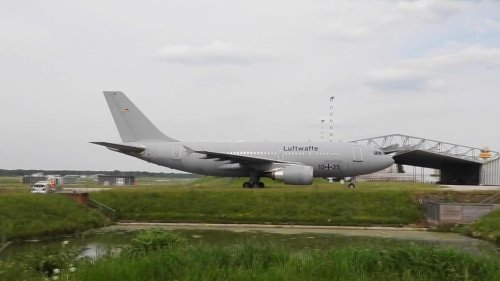 Bundeswehr-Flugzeug bringt ukrainischen Verletzten nach Hamburg