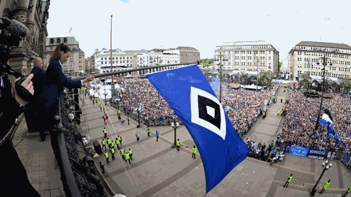 News-Blog: HSV-Flagge auf Balkon gehisst - Tausende Fans heiß auf Aufstiegsfeier