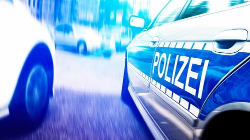 Unfall auf A7 bei Hildesheim: Lkw fährt frontal gegen Baum