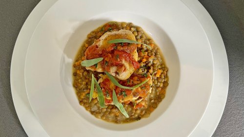 Geschmorte Poularde mit Tomatensoße und Linsen