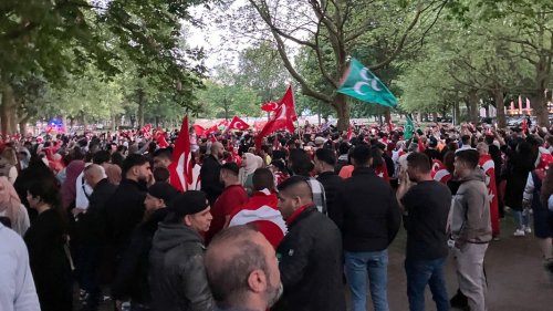 Viele Türken feiern in Hamburg Wahlsieg Erdogans