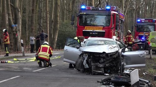 Bad Zwischenahn: Vier Schwerverletzte nach Frontalzusammenstoß