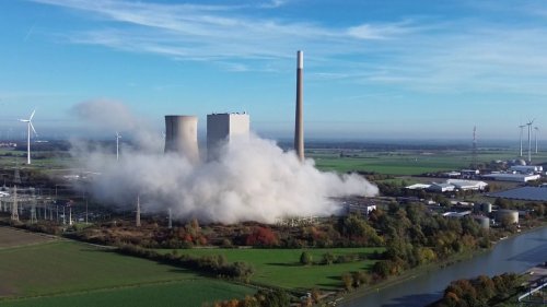 Kohlekraftwerk Mehrum: 130 Meter hoher Kühlturm gesprengt