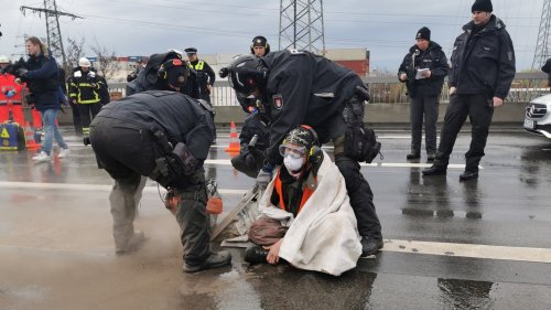Aktivisten von der Zufahrt zur Köhlbrandbrücke gefräst