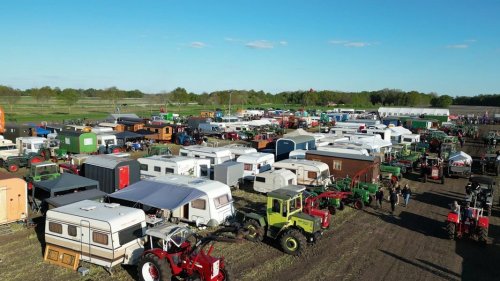 Im Oldtimer über den Acker: Traktor-Treffen im Rheiderland