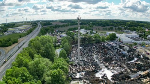 Brand auf Recyclinghof in Hatten: A28 wohl bis Montag gesperrt