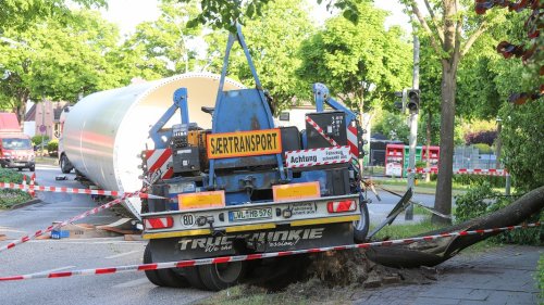 Schwertransporter in Elmshorn verunglückt mit Windrad-Teil