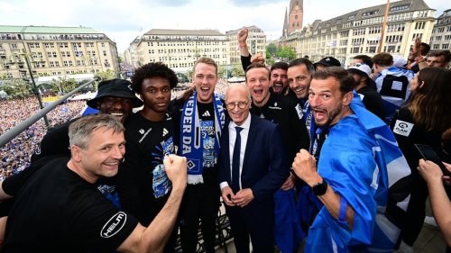NDR Info extra: HSV-Aufstiegsfeier am Rathausmarkt
