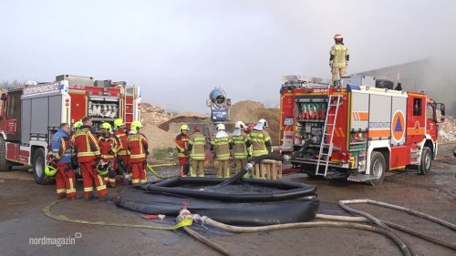 Brand zerstört Lagerhalle auf Abfallhof in Wismar