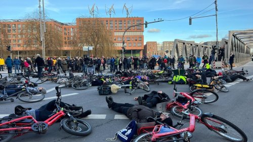 Mahnwache für getötete Radfahrerin in der Hafencity