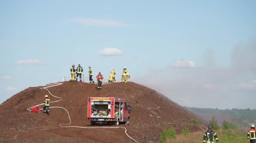 Brennender Torfberg in Arkeburg sorgt für Feuerwehr-Großeinsatz
