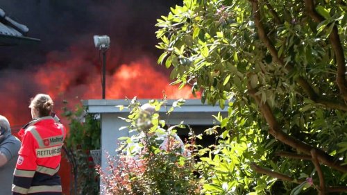 Mit Gasbrenner hantiert: Dachstuhl abgebrannt, Waldbrand verhindert