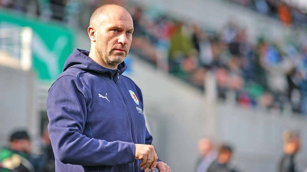 Darf Trainer Scherning bei Eintracht Braunschweig weitermachen?