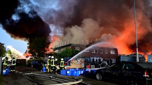 Hatten: Brand auf Recyclinghof - A28 weiter gesperrt