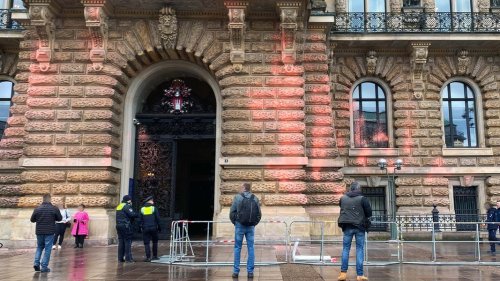 Klimaprotest: Hamburger Rathaus mit Farbe besprüht