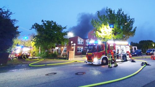 Großbrand: Lagerhalle in Flammen - Retter evakuieren Hotelgäste