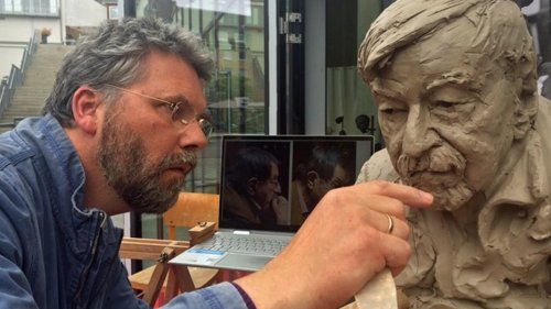 Bildhauer modelliert Nobelpreisträger in Lübecks Innenstadt