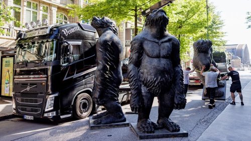 Überdimensionale Affen-Skulpturen in der Mönckebergstraße aufgestellt