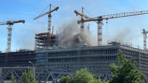 Hamburger Feuerwehr löscht Baustellen-Brand in der Hafencity
