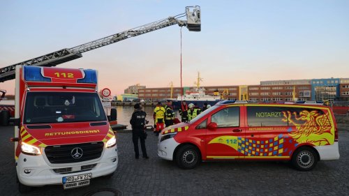 Einsatz in Rostock: Rollstuhlfahrer fiel ins Hafenbecken