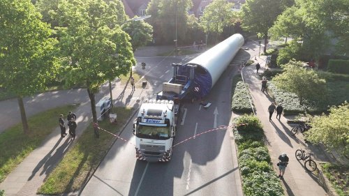 Schwertransporter in Elmshorn verunglückt: Bergung hat begonnen